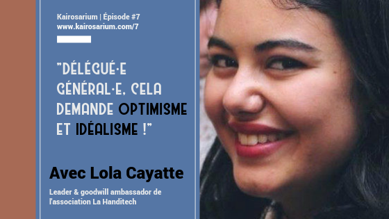 Portrait de Lola Cayatte, souriante et informations sur l'épisode à droite, fond bleu